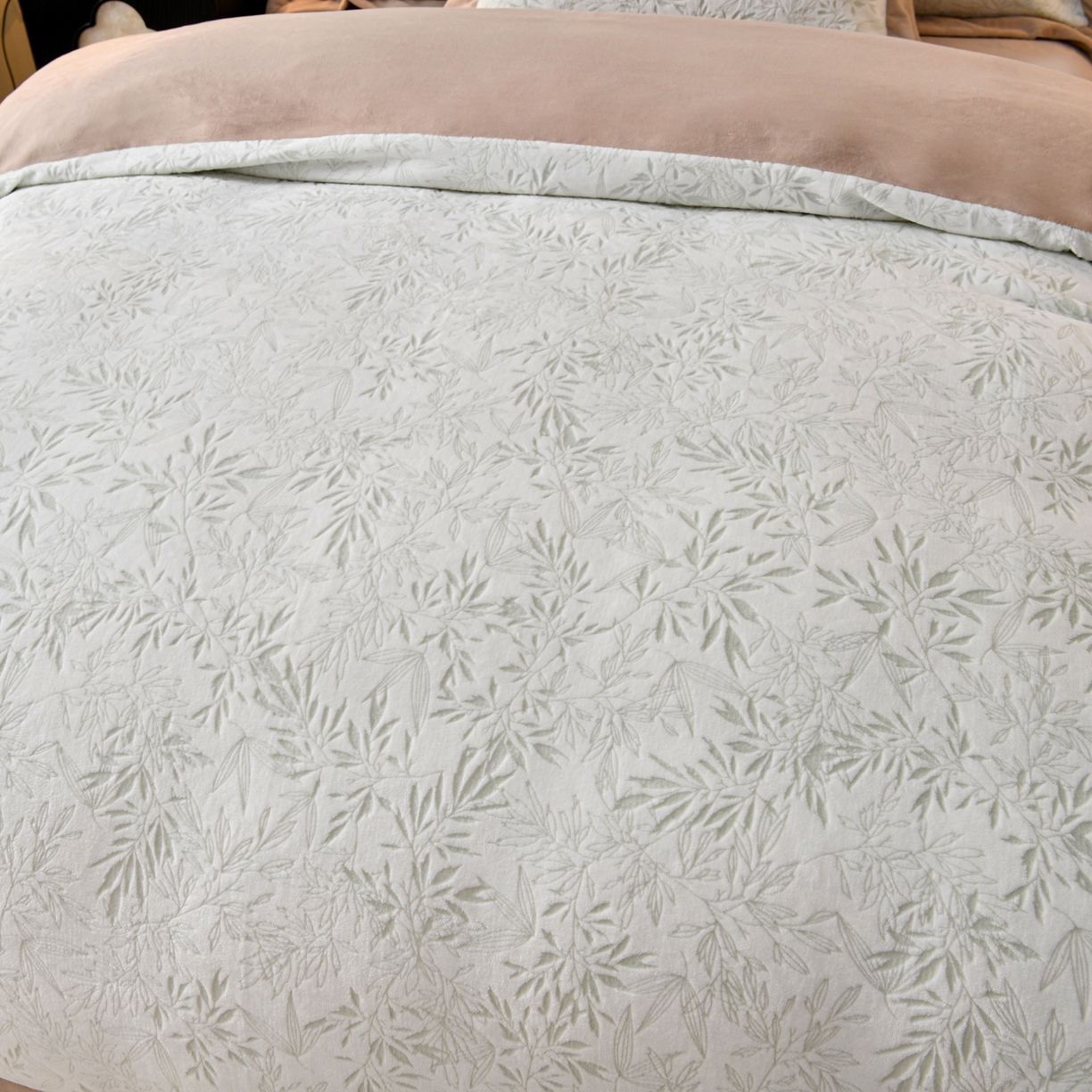 91家纺网 家纺一手货源 找家纺 湘雪家居  2025新款高克重雕花牛奶绒四件套 霜雪款-青竹绿