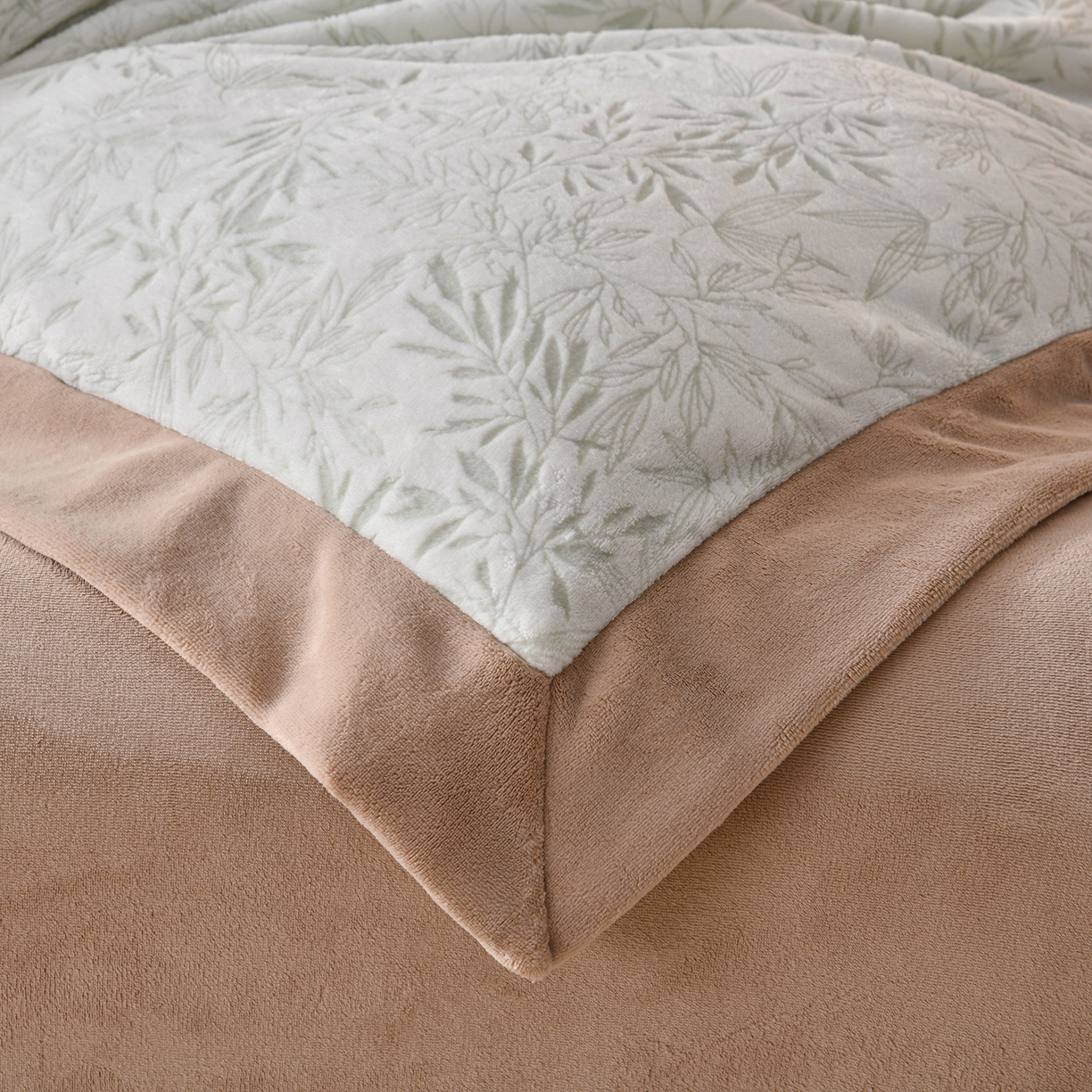 91家纺网 家纺一手货源 找家纺 湘雪家居  2025新款高克重雕花牛奶绒四件套 霜雪款-青竹绿