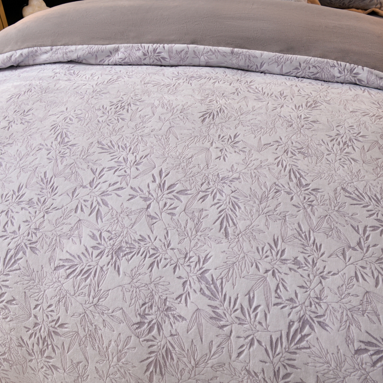 91家纺网 家纺一手货源 找家纺 湘雪家居  2025新款高克重雕花牛奶绒四件套 霜雪款-泫雅紫