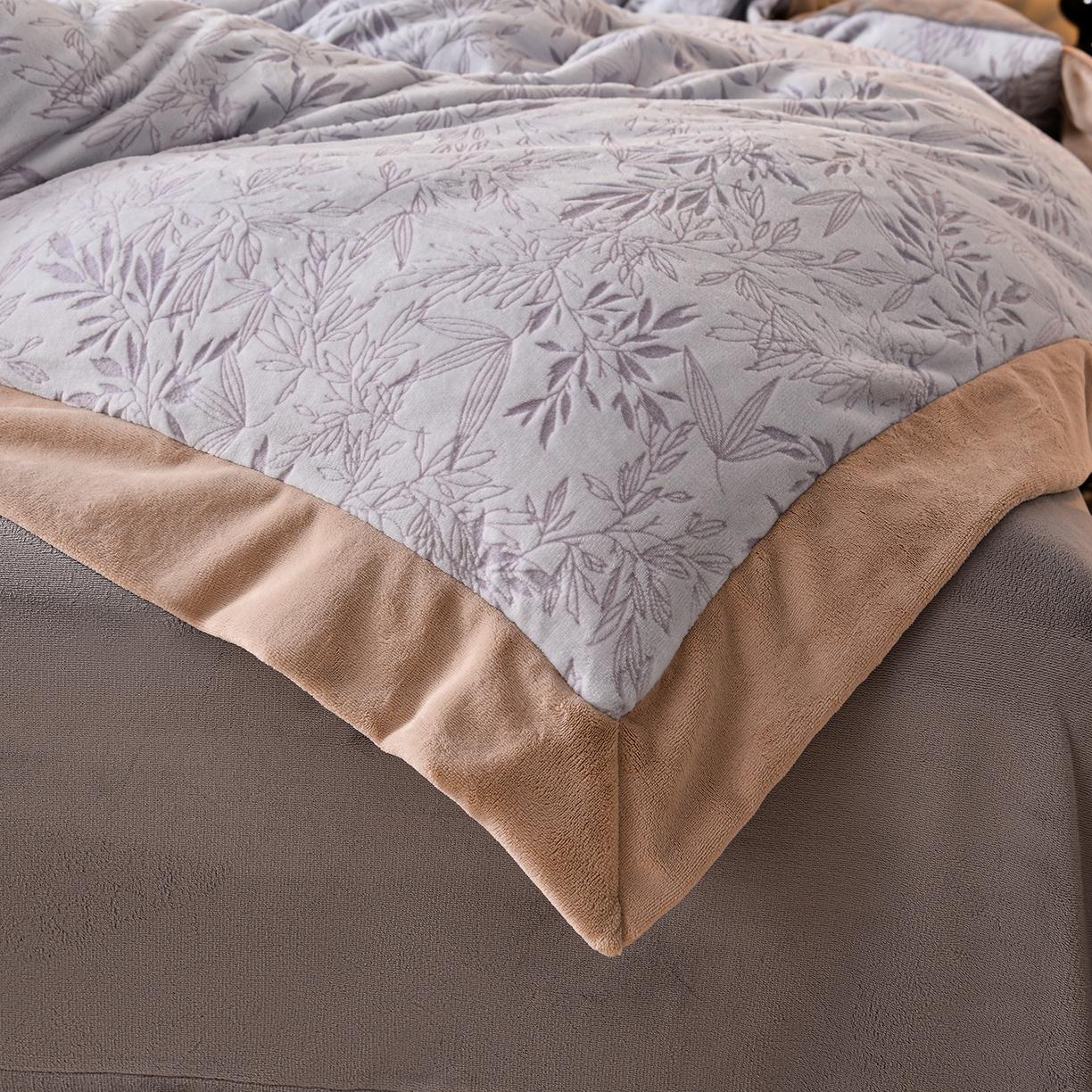 91家纺网 家纺一手货源 找家纺 湘雪家居  2025新款高克重雕花牛奶绒四件套 霜雪款-泫雅紫