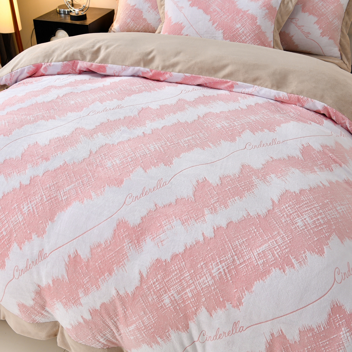 91家纺网 家纺一手货源 找家纺 湘雪家居  2025新款高克重雕花牛奶绒四件套 霜雪款-胭脂粉