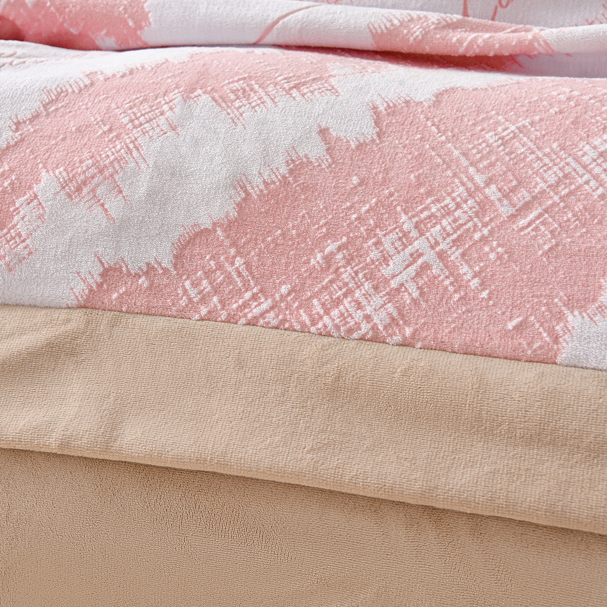 91家纺网 家纺一手货源 找家纺 湘雪家居  2025新款高克重雕花牛奶绒四件套 霜雪款-胭脂粉