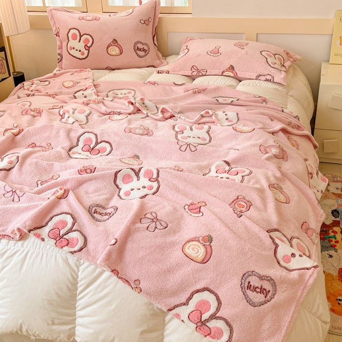 91家纺网 家纺一手货源 找家纺 川悦生活 2025新款高克重双面雪花绒印花毛毯三件套 毛毯蜜语奶兔