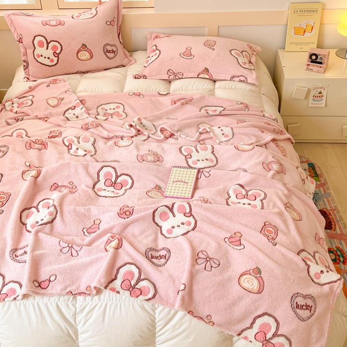 91家纺网 家纺一手货源 找家纺 川悦生活 2025新款高克重双面雪花绒印花毛毯三件套 毛毯蜜语奶兔