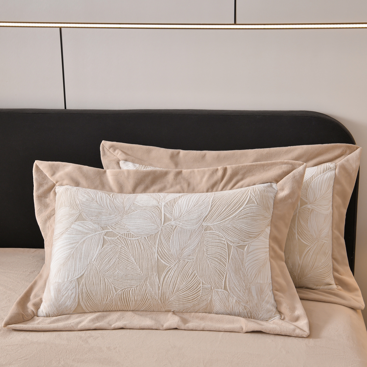 91家纺网 家纺一手货源 找家纺 湘雪家居  2025新款高克重雕花牛奶绒四件套 霜雪-秋叶卡