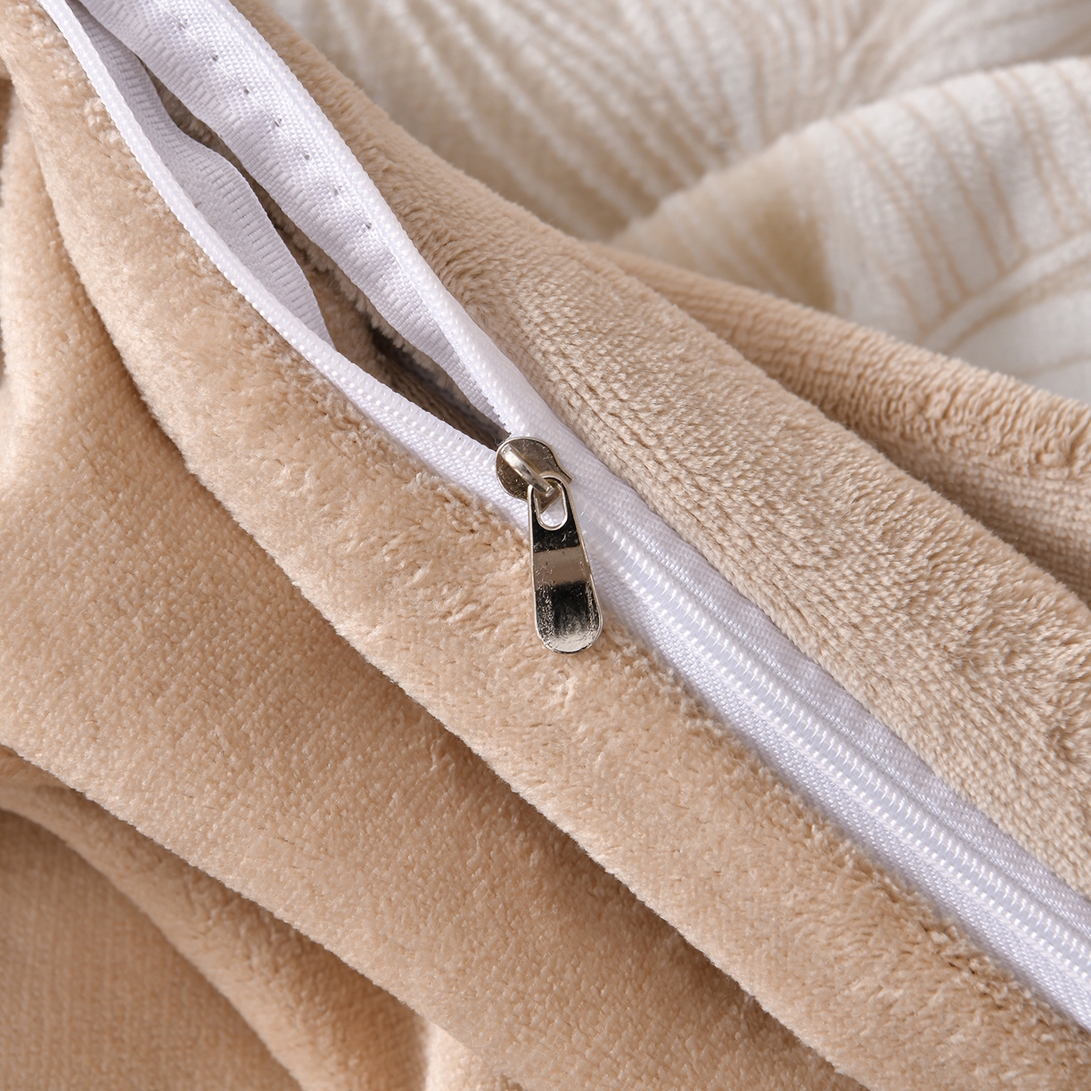 91家纺网 家纺一手货源 找家纺 湘雪家居  2025新款高克重雕花牛奶绒四件套 霜雪-秋叶卡