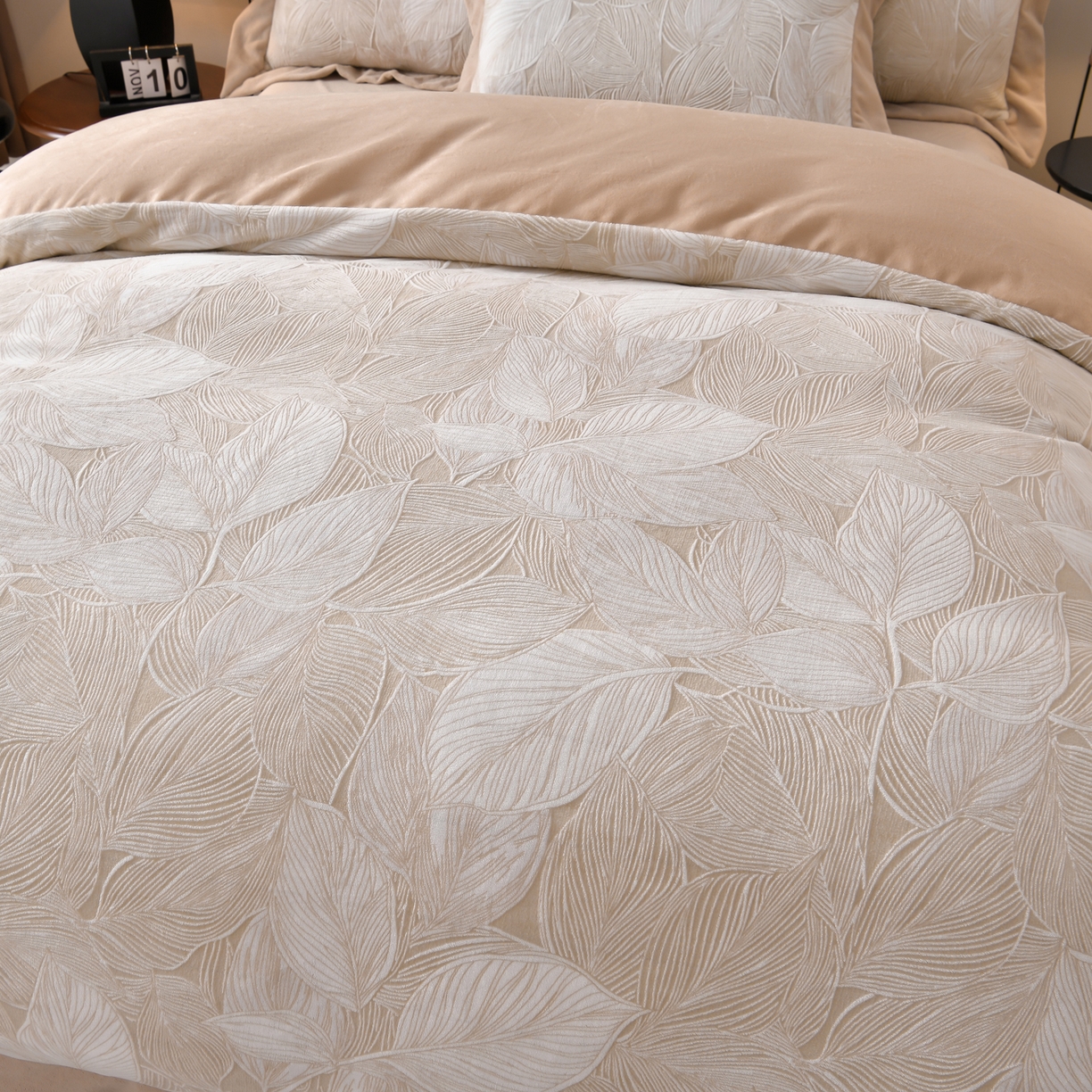 91家纺网 家纺一手货源 找家纺 湘雪家居  2025新款高克重雕花牛奶绒四件套 霜雪-秋叶卡