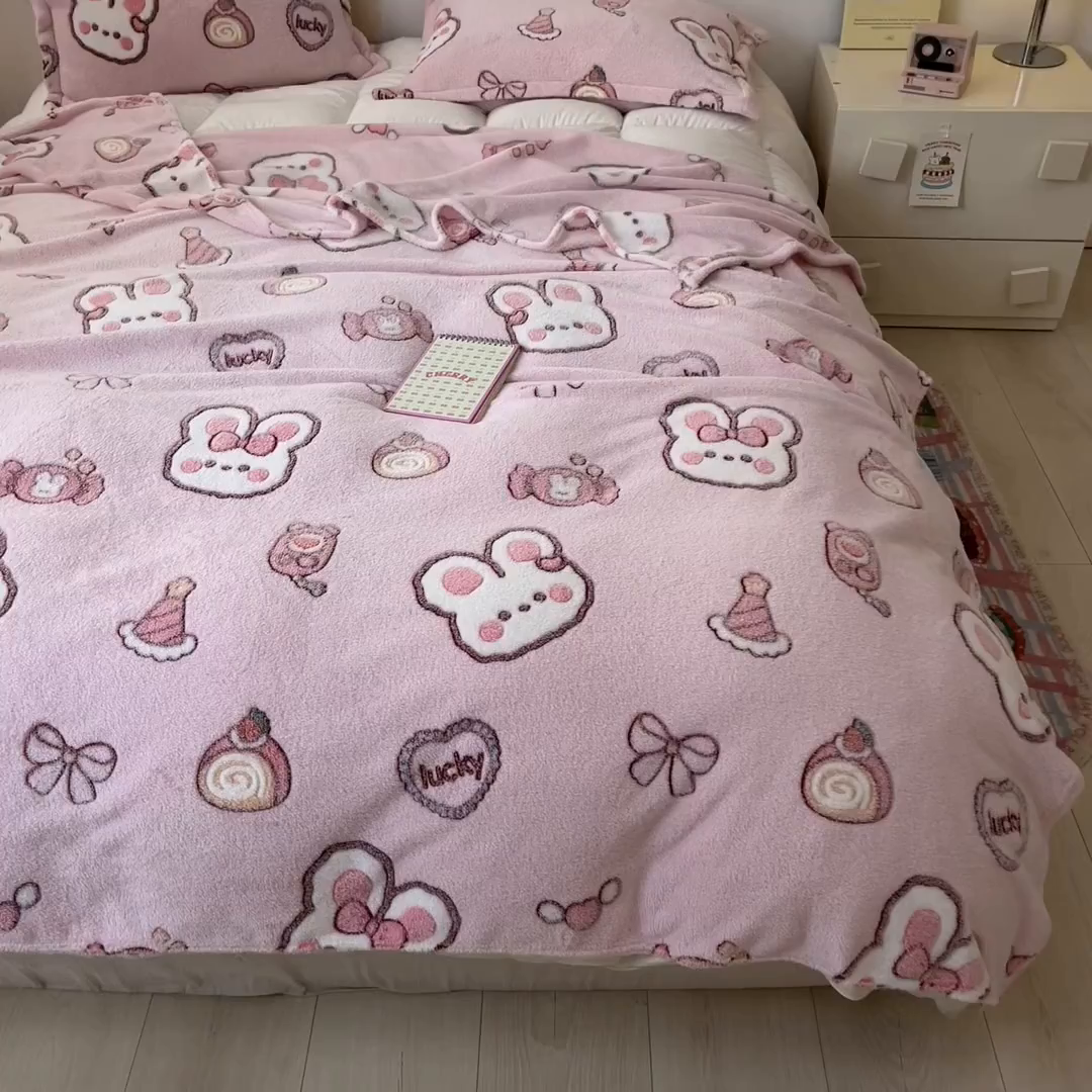 91家纺网 家纺一手货源 找家纺 川悦生活 2025新款高克重双面雪花绒印花毛毯三件套 毛毯蜜语奶兔