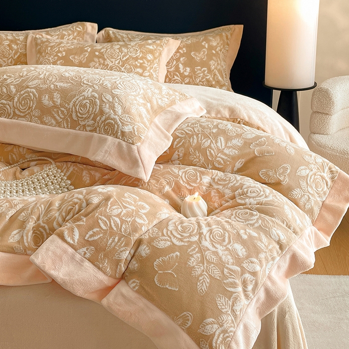 91家纺网 家纺一手货源 找家纺 （总）民新家纺 2025新款牛奶绒宽包边雕花四件套