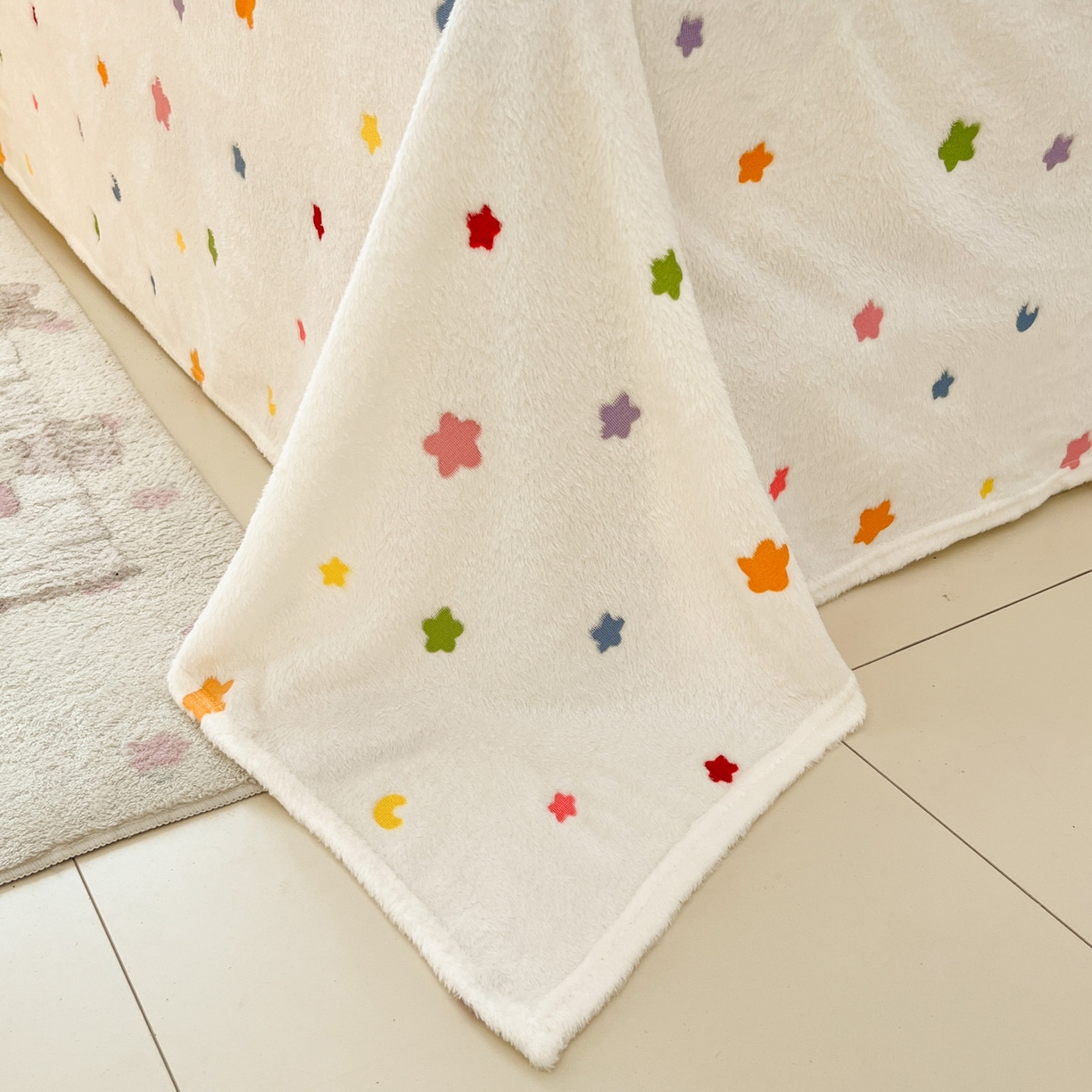 91家纺网 家纺一手货源 找家纺 川悦生活 2025新款高克重双面雪花绒印花毛毯三件套 毛毯奶昔星星