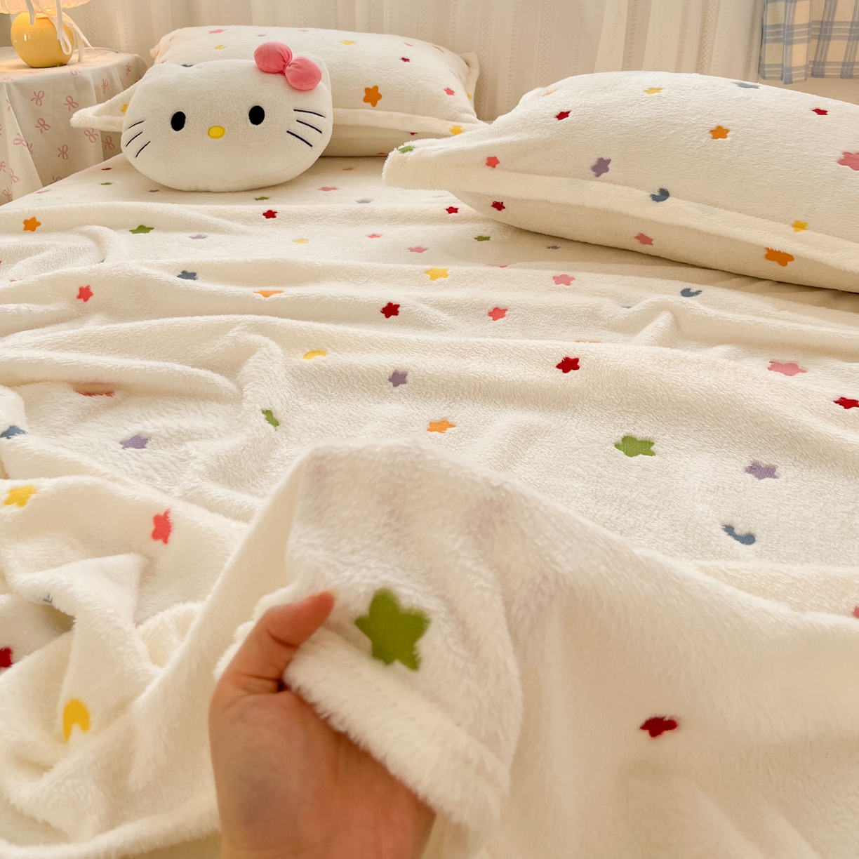 91家纺网 家纺一手货源 找家纺 川悦生活 2025新款高克重双面雪花绒印花毛毯三件套 毛毯奶昔星星