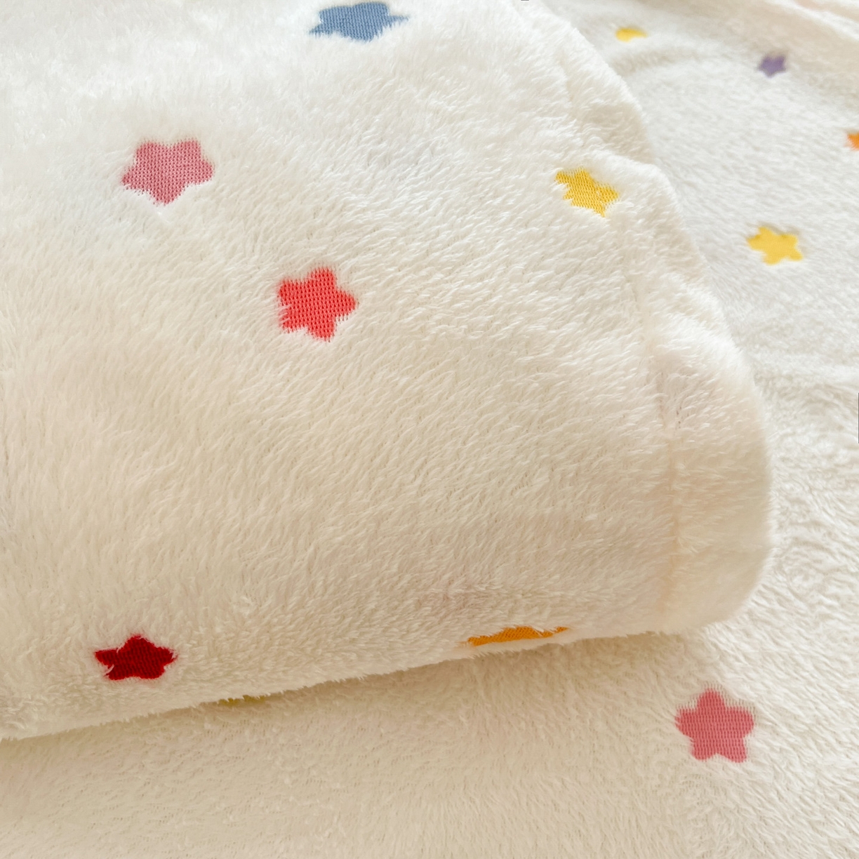 91家纺网 家纺一手货源 找家纺 川悦生活 2025新款高克重双面雪花绒印花毛毯三件套 毛毯奶昔星星