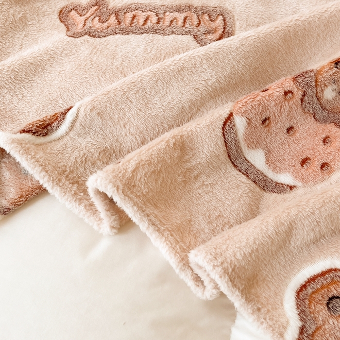 91家纺网 家纺一手货源 找家纺 川悦生活 2025新款高克重双面雪花绒印花毛毯三件套 毛毯巧克力熊