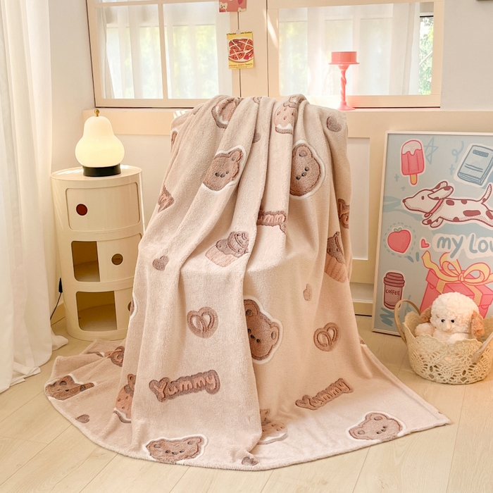 91家纺网 家纺一手货源 找家纺 川悦生活 2025新款高克重双面雪花绒印花毛毯三件套 毛毯巧克力熊