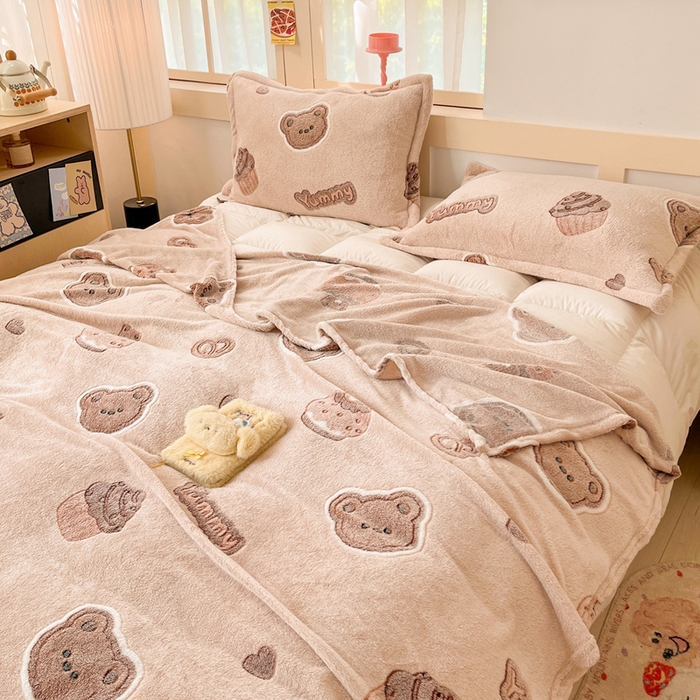 91家纺网 家纺一手货源 找家纺 川悦生活 2025新款高克重双面雪花绒印花毛毯三件套 毛毯巧克力熊