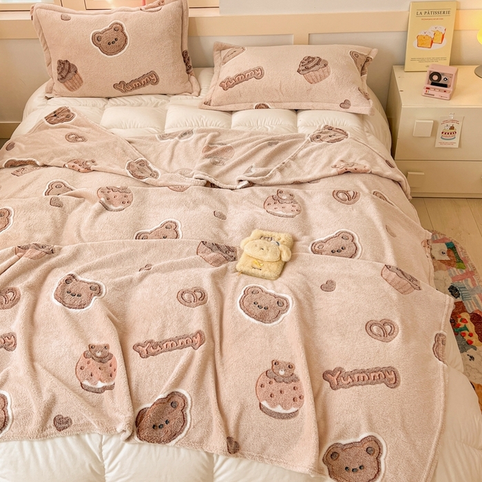 91家纺网 家纺一手货源 找家纺 川悦生活 2025新款高克重双面雪花绒印花毛毯三件套 毛毯巧克力熊