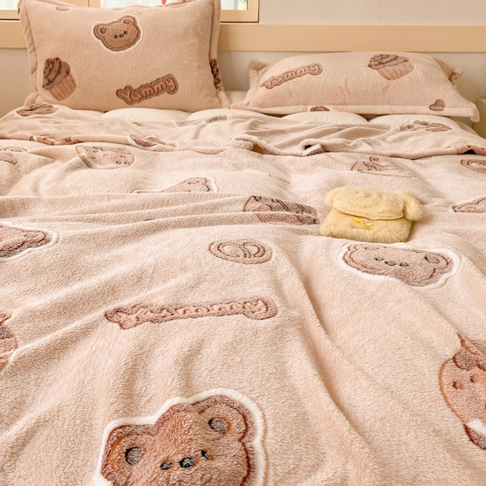 91家纺网 家纺一手货源 找家纺 川悦生活 2025新款高克重双面雪花绒印花毛毯三件套 毛毯巧克力熊