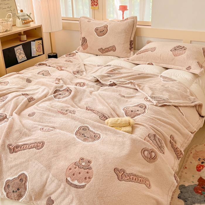 91家纺网 家纺一手货源 找家纺 川悦生活 2025新款高克重双面雪花绒印花毛毯三件套 毛毯巧克力熊