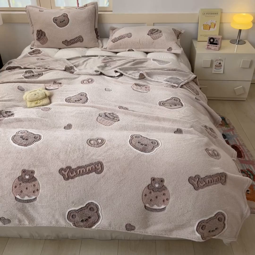 91家纺网 家纺一手货源 找家纺 川悦生活 2025新款高克重双面雪花绒印花毛毯三件套 毛毯巧克力熊