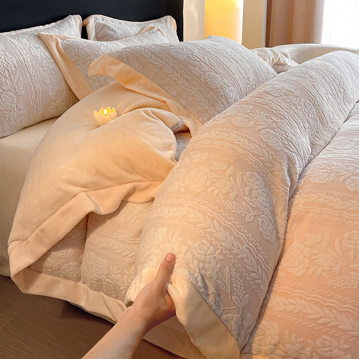 91家纺网 家纺一手货源 找家纺 民新家纺 2025新款牛奶绒宽包边雕花四件套 巴黎恋人-浅粉