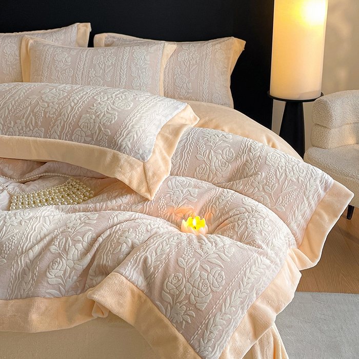 91家纺网 家纺一手货源 找家纺 民新家纺 2025新款牛奶绒宽包边雕花四件套 巴黎恋人-浅粉