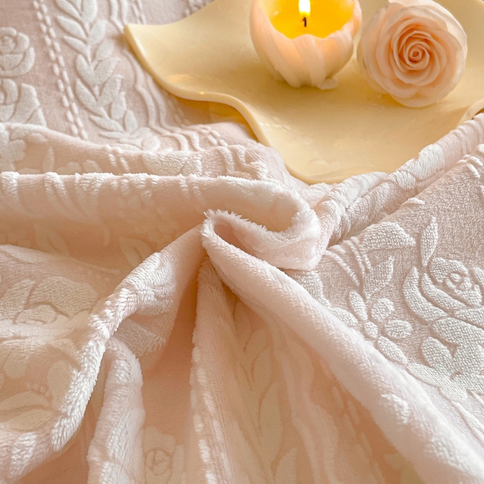 91家纺网 家纺一手货源 找家纺 民新家纺 2025新款牛奶绒宽包边雕花四件套 巴黎恋人-浅粉