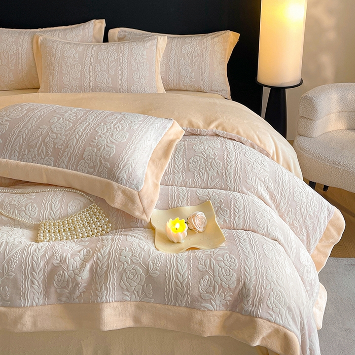 91家纺网 家纺一手货源 找家纺 民新家纺 2025新款牛奶绒宽包边雕花四件套 巴黎恋人-浅粉