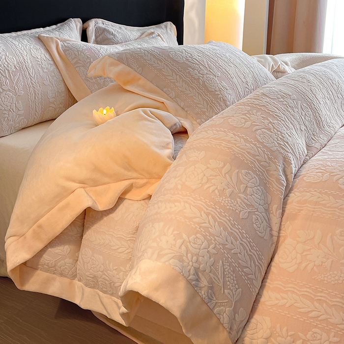 91家纺网 家纺一手货源 找家纺 民新家纺 2025新款牛奶绒宽包边雕花四件套 巴黎恋人-浅粉