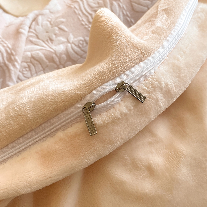 91家纺网 家纺一手货源 找家纺 民新家纺 2025新款牛奶绒宽包边雕花四件套 巴黎恋人-浅粉