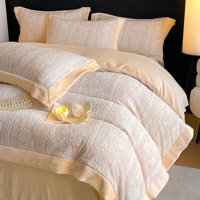 91家纺网 家纺一手货源 找家纺 民新家纺 2025新款牛奶绒宽包边雕花四件套 巴黎恋人-浅粉