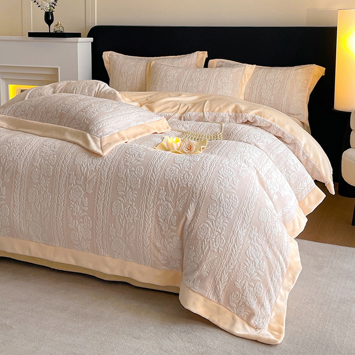 民新家纺 2025新款牛奶绒宽包边雕花四件套 巴黎恋人-浅粉