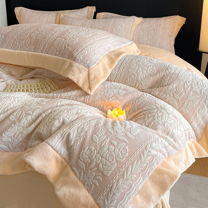 91家纺网 家纺一手货源 找家纺 民新家纺 2025新款牛奶绒宽包边雕花四件套 巴黎恋人-浅粉