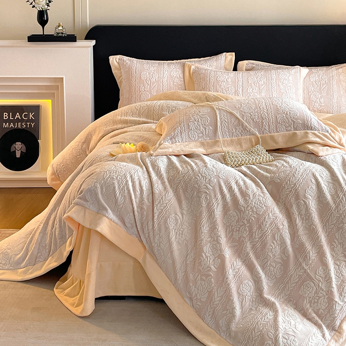 91家纺网 家纺一手货源 找家纺 民新家纺 2025新款牛奶绒宽包边雕花四件套 巴黎恋人-浅粉