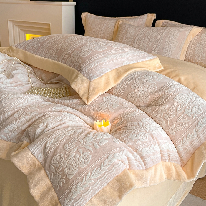 91家纺网 家纺一手货源 找家纺 民新家纺 2025新款牛奶绒宽包边雕花四件套 巴黎恋人-浅粉