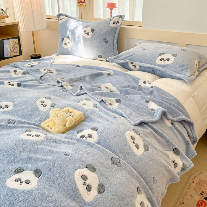 91家纺网 家纺一手货源 找家纺 川悦生活 2025新款高克重双面雪花绒印花毛毯三件套 毛毯塔丽小熊猫