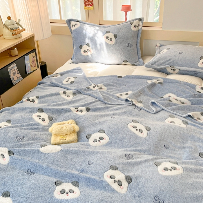 91家纺网 家纺一手货源 找家纺 川悦生活 2025新款高克重双面雪花绒印花毛毯三件套 毛毯塔丽小熊猫