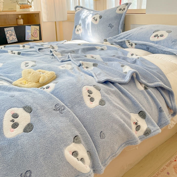 91家纺网 家纺一手货源 找家纺 川悦生活 2025新款高克重双面雪花绒印花毛毯三件套 毛毯塔丽小熊猫