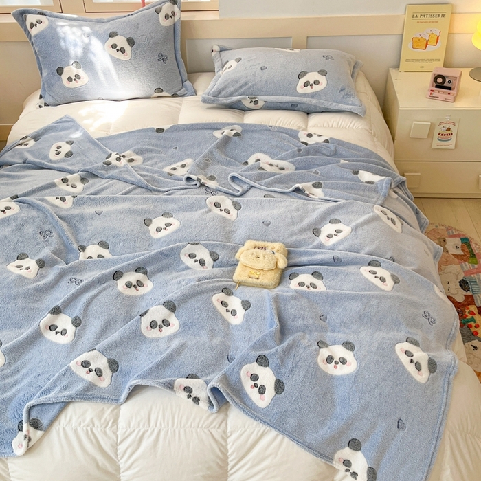 91家纺网 家纺一手货源 找家纺 川悦生活 2025新款高克重双面雪花绒印花毛毯三件套 毛毯塔丽小熊猫