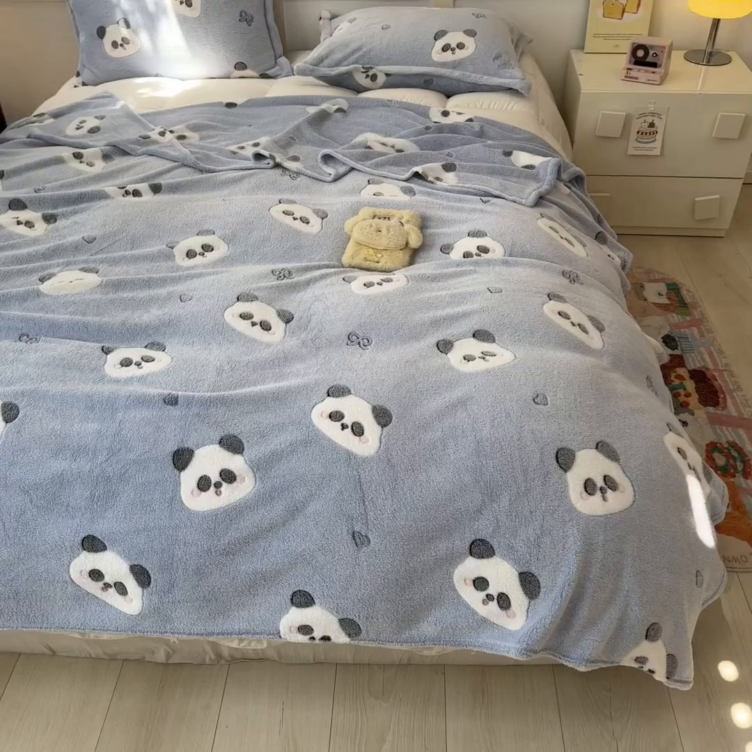 91家纺网 家纺一手货源 找家纺 川悦生活 2025新款高克重双面雪花绒印花毛毯三件套 毛毯塔丽小熊猫