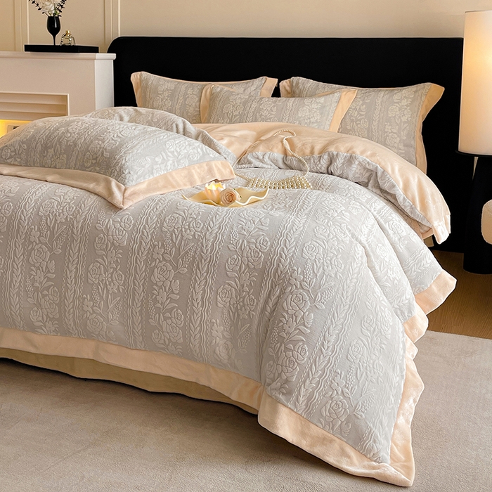 民新家纺 2025新款牛奶绒宽包边雕花四件套 巴黎恋人-浅灰