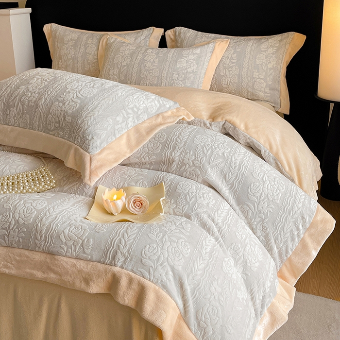 91家纺网 家纺一手货源 找家纺 民新家纺 2025新款牛奶绒宽包边雕花四件套 巴黎恋人-浅灰