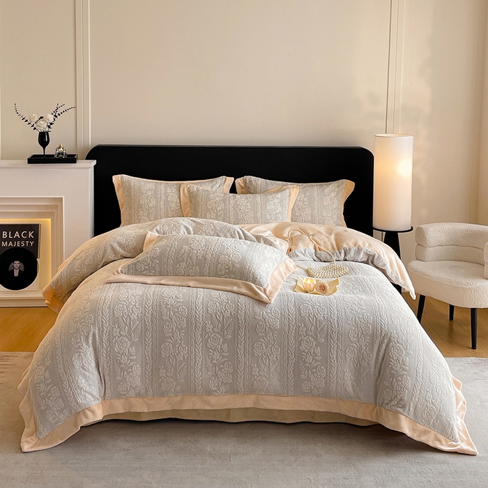 91家纺网 家纺一手货源 找家纺 民新家纺 2025新款牛奶绒宽包边雕花四件套 巴黎恋人-浅灰