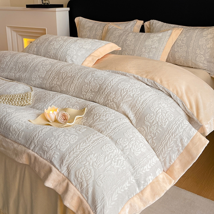 91家纺网 家纺一手货源 找家纺 民新家纺 2025新款牛奶绒宽包边雕花四件套 巴黎恋人-浅灰