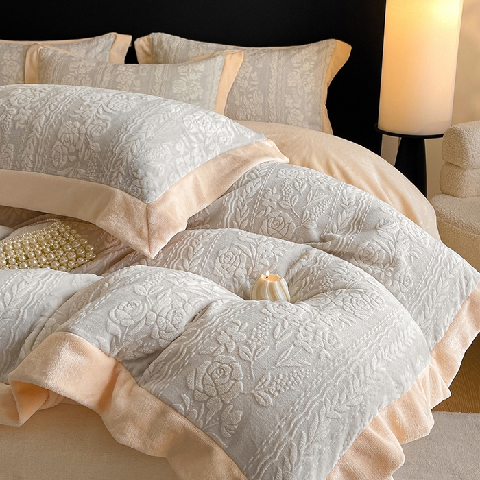 91家纺网 家纺一手货源 找家纺 民新家纺 2025新款牛奶绒宽包边雕花四件套 巴黎恋人-浅灰