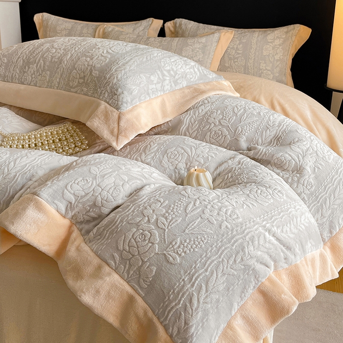 91家纺网 家纺一手货源 找家纺 民新家纺 2025新款牛奶绒宽包边雕花四件套 巴黎恋人-浅灰