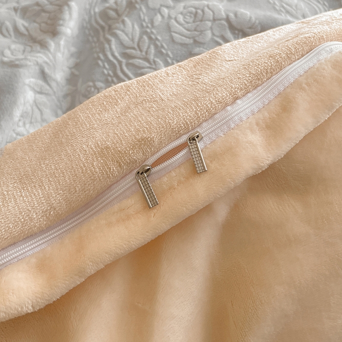 91家纺网 家纺一手货源 找家纺 民新家纺 2025新款牛奶绒宽包边雕花四件套 巴黎恋人-浅灰