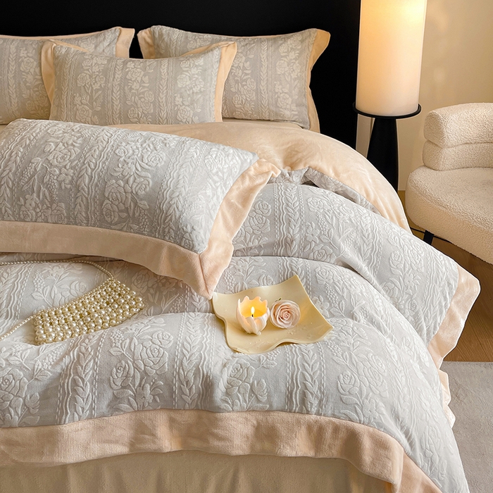 91家纺网 家纺一手货源 找家纺 民新家纺 2025新款牛奶绒宽包边雕花四件套 巴黎恋人-浅灰