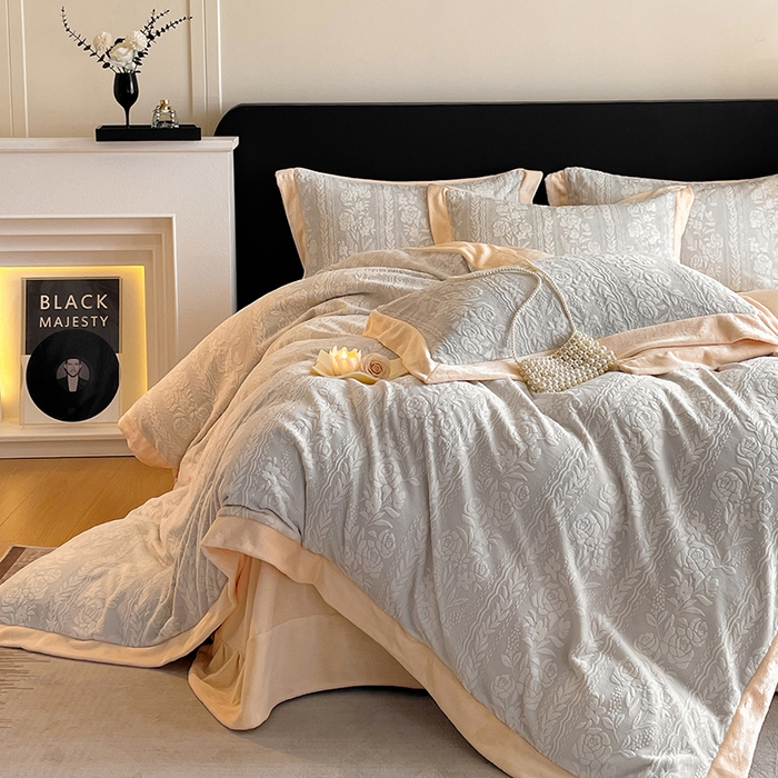 91家纺网 家纺一手货源 找家纺 民新家纺 2025新款牛奶绒宽包边雕花四件套 巴黎恋人-浅灰