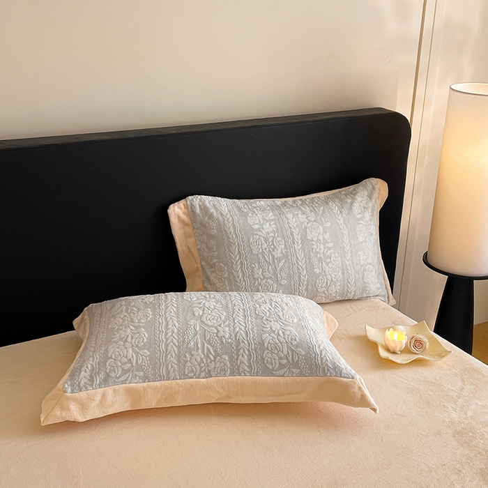 91家纺网 家纺一手货源 找家纺 民新家纺 2025新款牛奶绒宽包边雕花四件套 巴黎恋人-浅灰