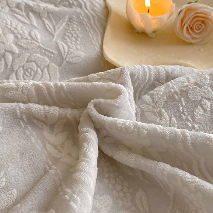 91家纺网 家纺一手货源 找家纺 民新家纺 2025新款牛奶绒宽包边雕花四件套 巴黎恋人-浅灰